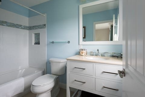 Carriage House King with Two Twins | Bathroom | Combined shower/tub, free toiletries, hair dryer, towels