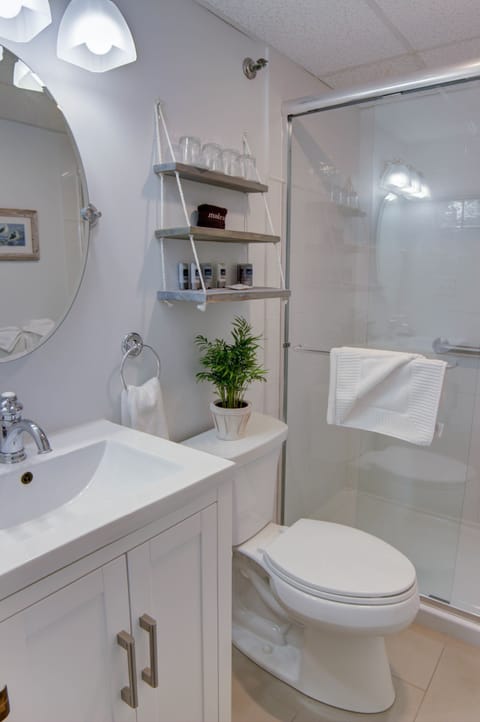 Portside Two Queens Water View | Bathroom | Combined shower/tub, free toiletries, hair dryer, towels