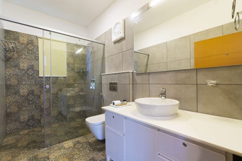 Honeymoon Room | Bathroom | Shower, free toiletries, hair dryer, bidet