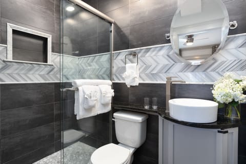 Room, 1 Queen Bed | Bathroom | Free toiletries, hair dryer, bathrobes, towels