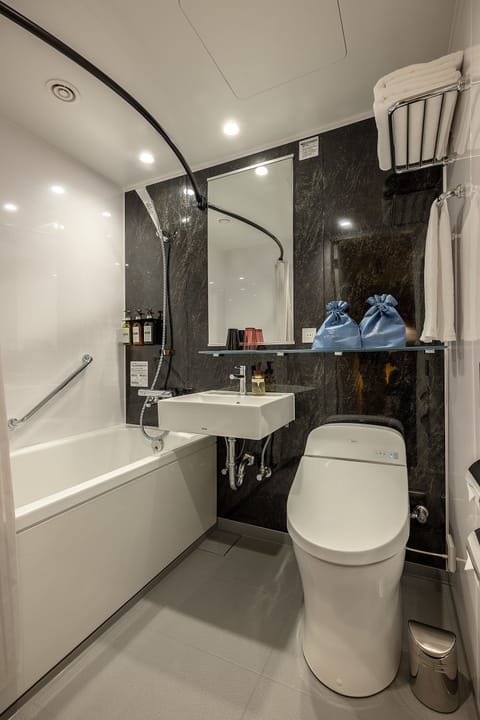 Combined shower/tub, deep soaking tub, free toiletries, hair dryer