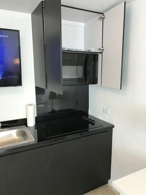 Studio | Private kitchenette | Fridge, microwave, stovetop, coffee/tea maker