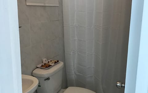 Studio | Bathroom | Shower, free toiletries, hair dryer, towels