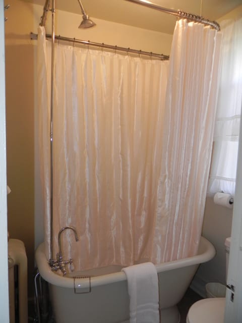 Trumpet Vine Room | Bathroom | Designer toiletries, hair dryer, bathrobes, towels