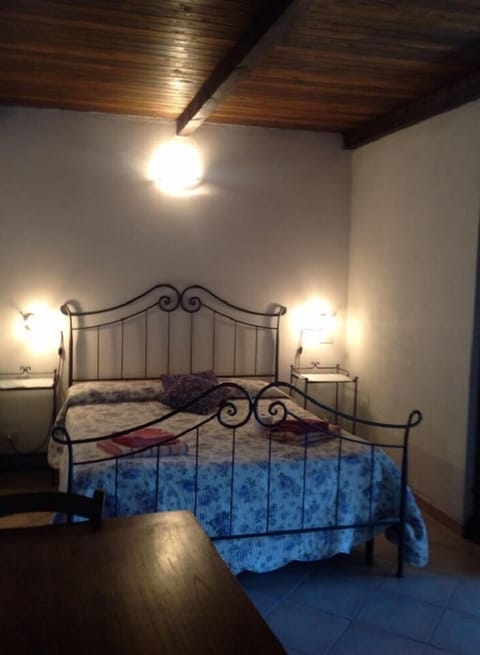 Basic Double Room | Desk, bed sheets