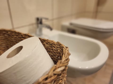 Economy Double Room | Bathroom | Shower, rainfall showerhead, hair dryer, bidet