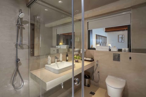 Lounge Suite | Bathroom | Combined shower/tub, free toiletries, hair dryer, bathrobes