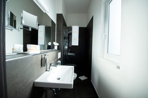 Classic Double Room, Non Smoking | Bathroom | Shower, free toiletries, hair dryer, towels