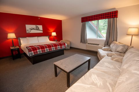 Suite, 1 King Bed with Sofa bed | Individually decorated, individually furnished, soundproofing, free WiFi