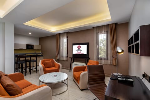 Executive Suite, 1 King Bed, Non Smoking | 1 bedroom, in-room safe, individually furnished, desk