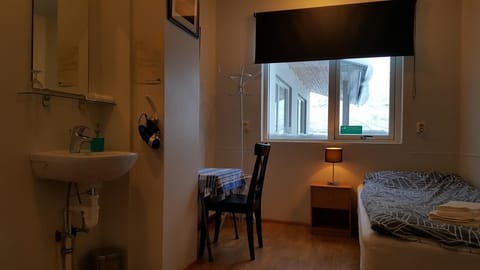 Single Room, Shared Bathroom | Blackout drapes, free WiFi, bed sheets