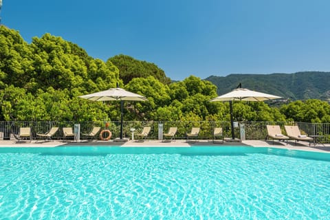 Outdoor pool, pool umbrellas, sun loungers