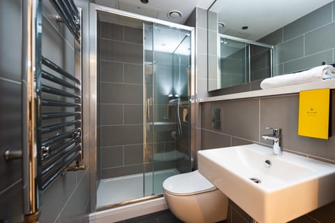 Studio Apartment | Bathroom | Shower, free toiletries, hair dryer, towels