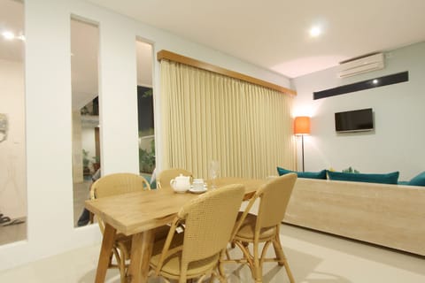 Apartment, 2 Bedrooms | In-room dining