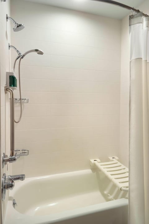 Combined shower/tub, free toiletries, hair dryer, towels