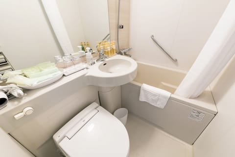 Combined shower/tub, free toiletries, hair dryer, slippers