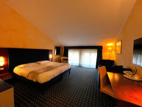 Standard Triple Room | Premium bedding, minibar, in-room safe, desk