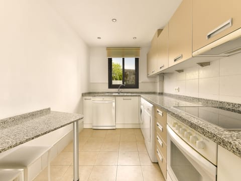 Comfort Apartment, 2 Bedrooms, Terrace, Partial Sea View | Private kitchen | Fridge, microwave, oven, stovetop