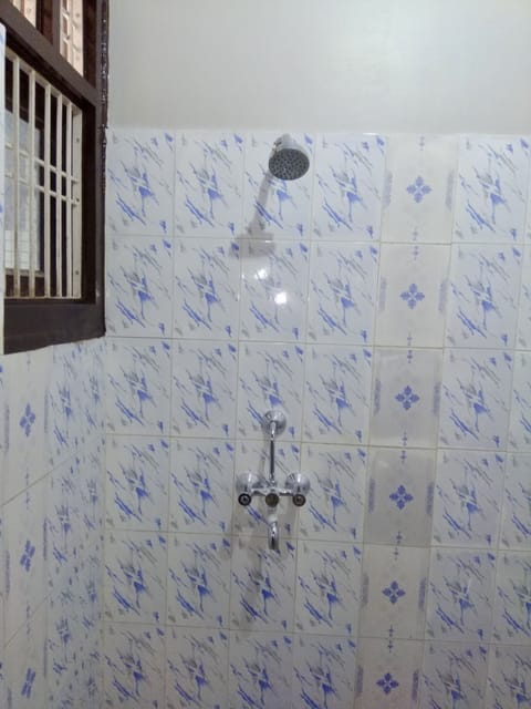  Budget Deluxe Room | Bathroom | Shower