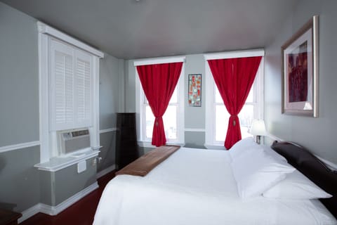 Deluxe Room, 1 King Bed, Non Smoking | Blackout drapes, free WiFi, bed sheets