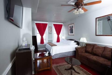 Deluxe Room, 1 King Bed, Non Smoking | Blackout drapes, free WiFi, bed sheets