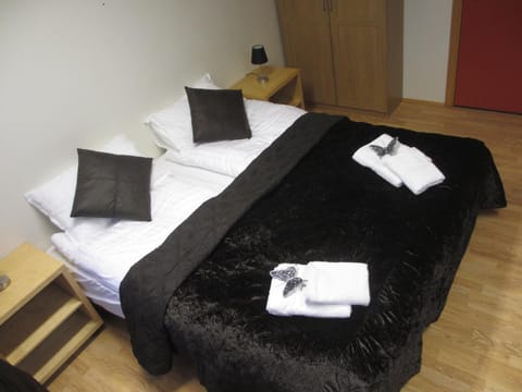 Blackout drapes, rollaway beds, free WiFi, bed sheets