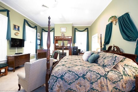 Suite, 1 King Bed (Dublin Suite) | Premium bedding, free minibar items, desk, soundproofing