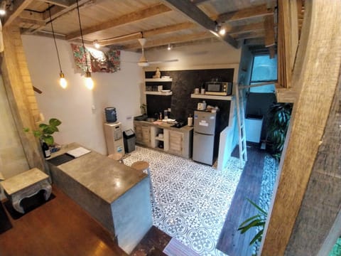 kitchen:utensils,stove,microwave,blender,toaster,fridge,free flow drinking water