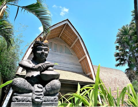 Balinese " lumbung " old style wooden structure villa