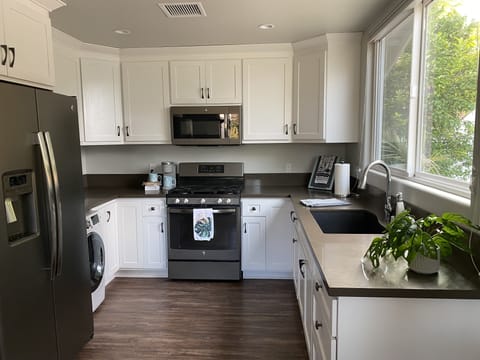 Full Size Kitchen with clothes washer/dryer combo