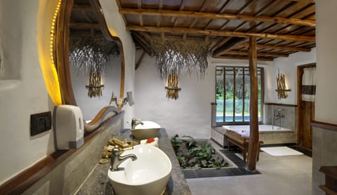 Pool Hut | Bathroom | Separate tub and shower, hair dryer, towels