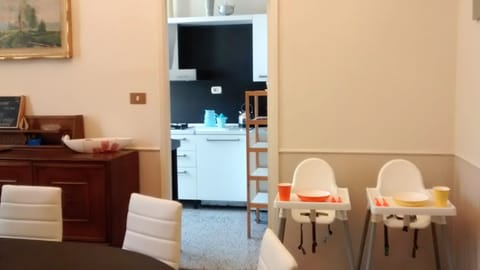 Ground floor-spacious KID FRIENDLY dining area with direct access to the kitchen