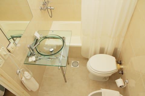 Superior Suite | Bathroom | Combined shower/tub, rainfall showerhead, designer toiletries, towels