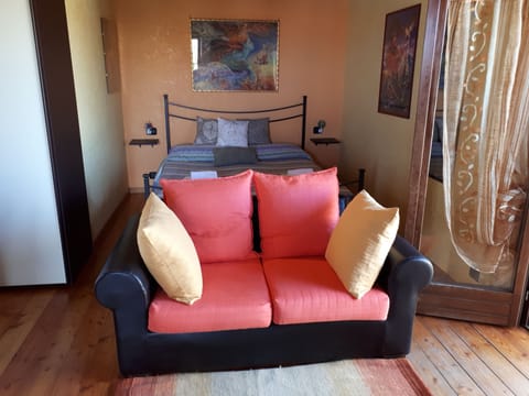 Studio, 1 Queen Bed | Soundproofing, rollaway beds, free WiFi, bed sheets