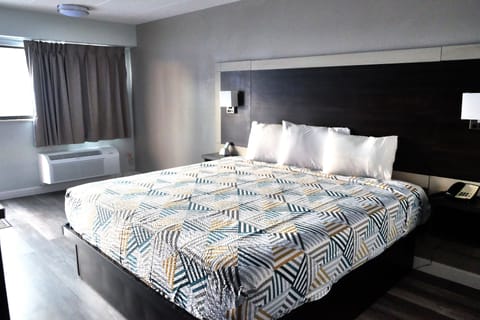 Standard Room, 1 King Bed, Smoking | Blackout drapes, iron/ironing board, free WiFi