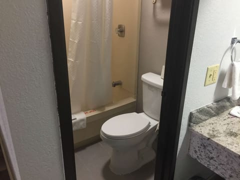 Combined shower/tub, hair dryer, towels