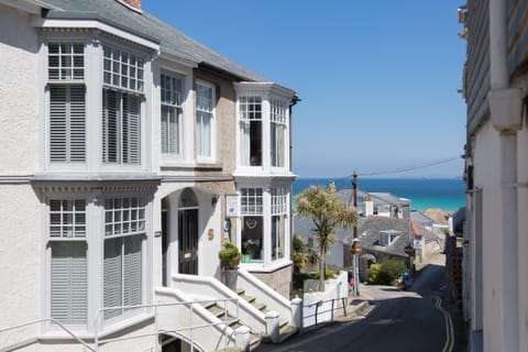 Hillside sits atop picturesque Skidden Hill with sea views to Godrevy Lighthouse