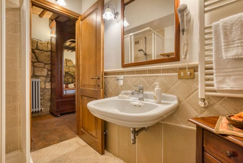 Classic Triple Room | Bathroom | Shower, free toiletries, hair dryer, bidet