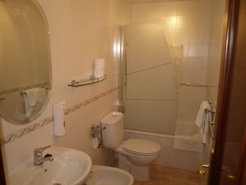 Combined shower/tub, bidet, towels