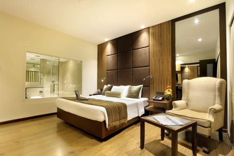 Executive Room | Minibar, in-room safe, desk, laptop workspace