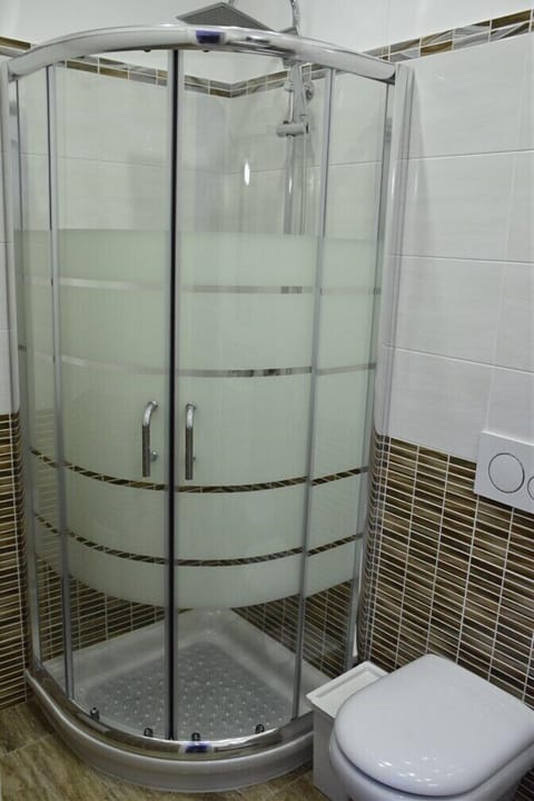 Classic Double Room | Bathroom | Free toiletries, hair dryer, bidet, towels