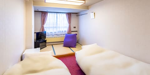 Twin Room with toilet (Shared Bathroom), Non Smoking | Free WiFi, bed sheets