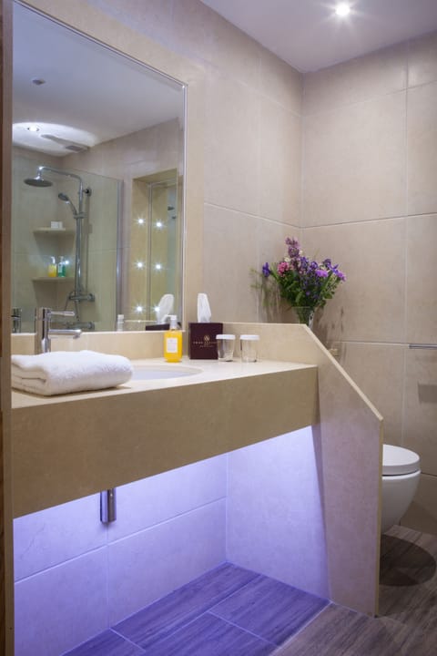 Shower, free toiletries, hair dryer, towels