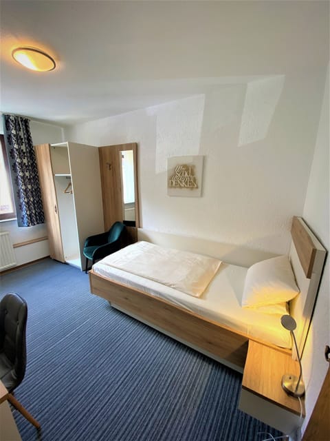 Standard Single Room, Ensuite (Berghof) | Desk, blackout drapes, free WiFi, bed sheets