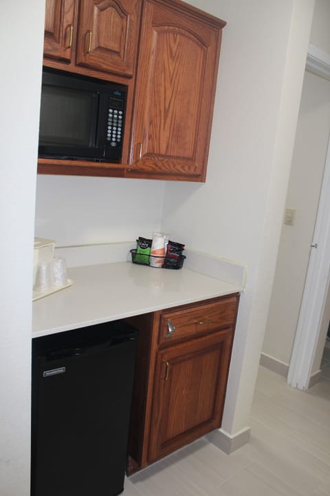 Standard Room, 1 King Bed, Non Smoking | Desk, laptop workspace, blackout drapes, iron/ironing board