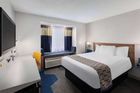 Standard Room, 1 Queen Bed | Pillowtop beds, desk, laptop workspace, iron/ironing board