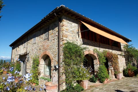 Villa MURGIANO's shaded Loggia  & ground level Portico with ancient Pizza Oven
