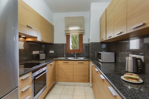 Apartment, 2 Bedrooms | Private kitchen | Fridge, microwave, oven, stovetop