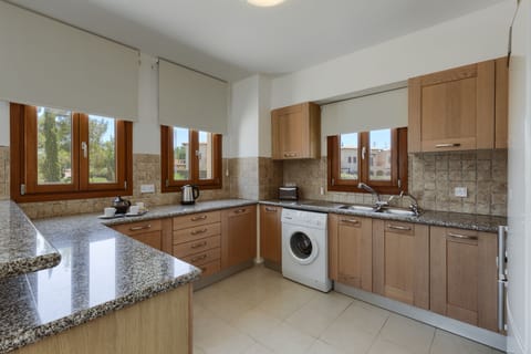 Apartment, 1 Bedroom | Private kitchen | Fridge, microwave, oven, stovetop