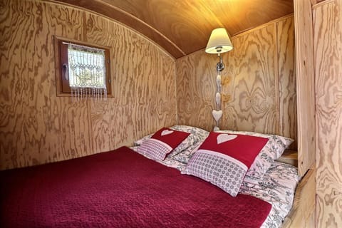 Room (RoulHotes) | Individually decorated, individually furnished, free cribs/infant beds